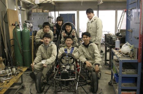 電気自動車創作に打ち込む未来の工学技術者